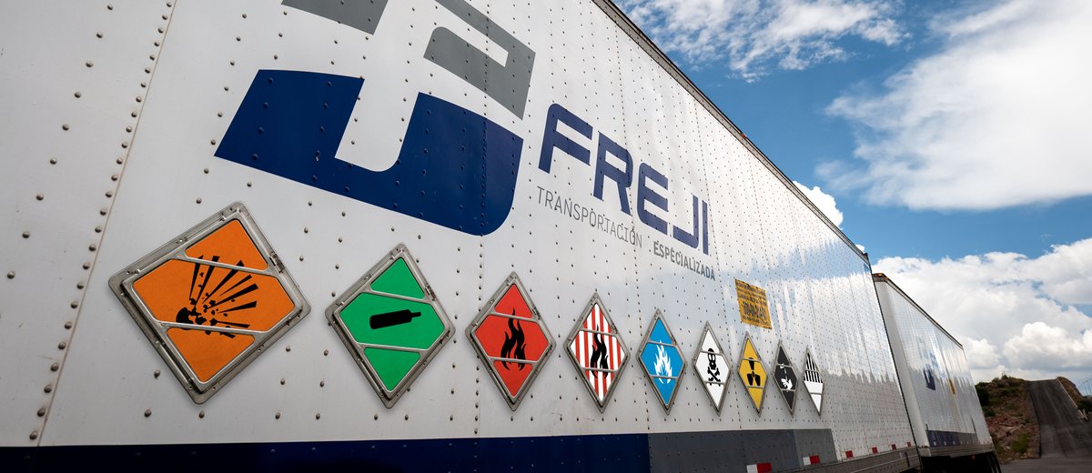 Caja de Freji rotulada con los rombos de riesgo