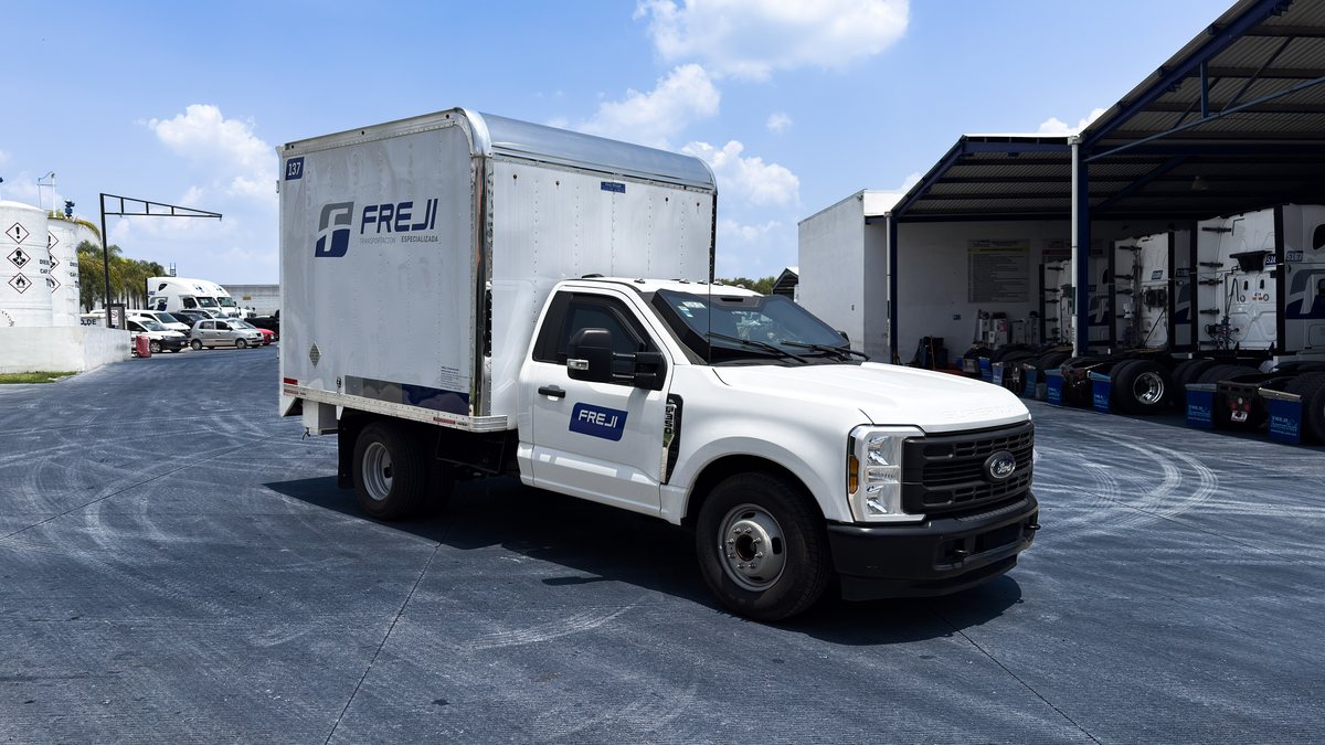 Camioneta blindada de 3.5 toneladas de Freji en la base