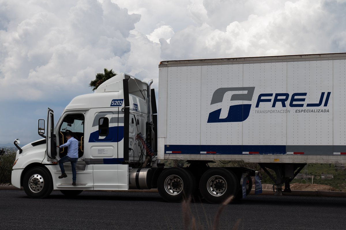 Operador subiendo a un tractocamión de Freji con caja seca