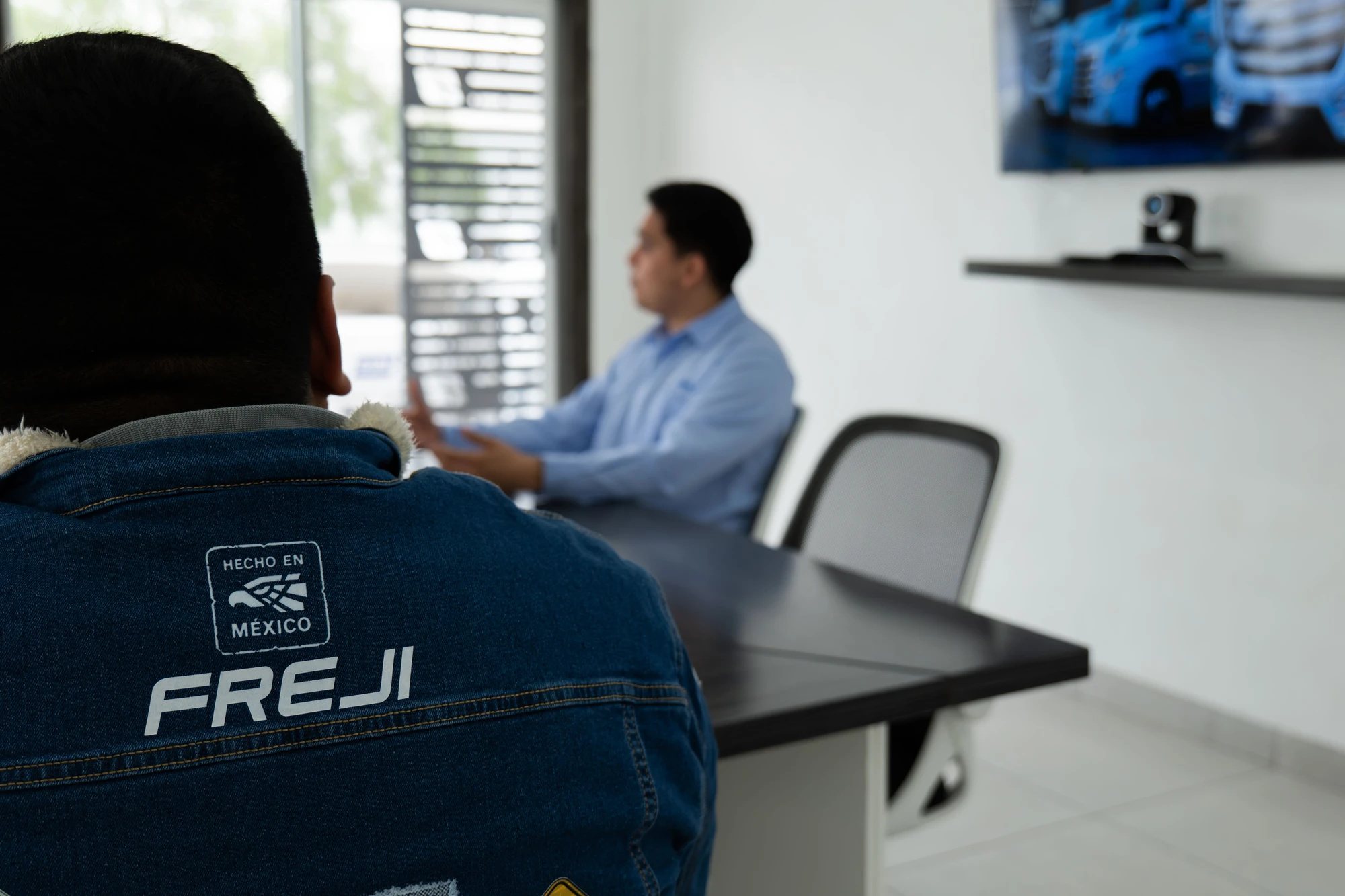 Equipo de Freji analizando la operación en junta