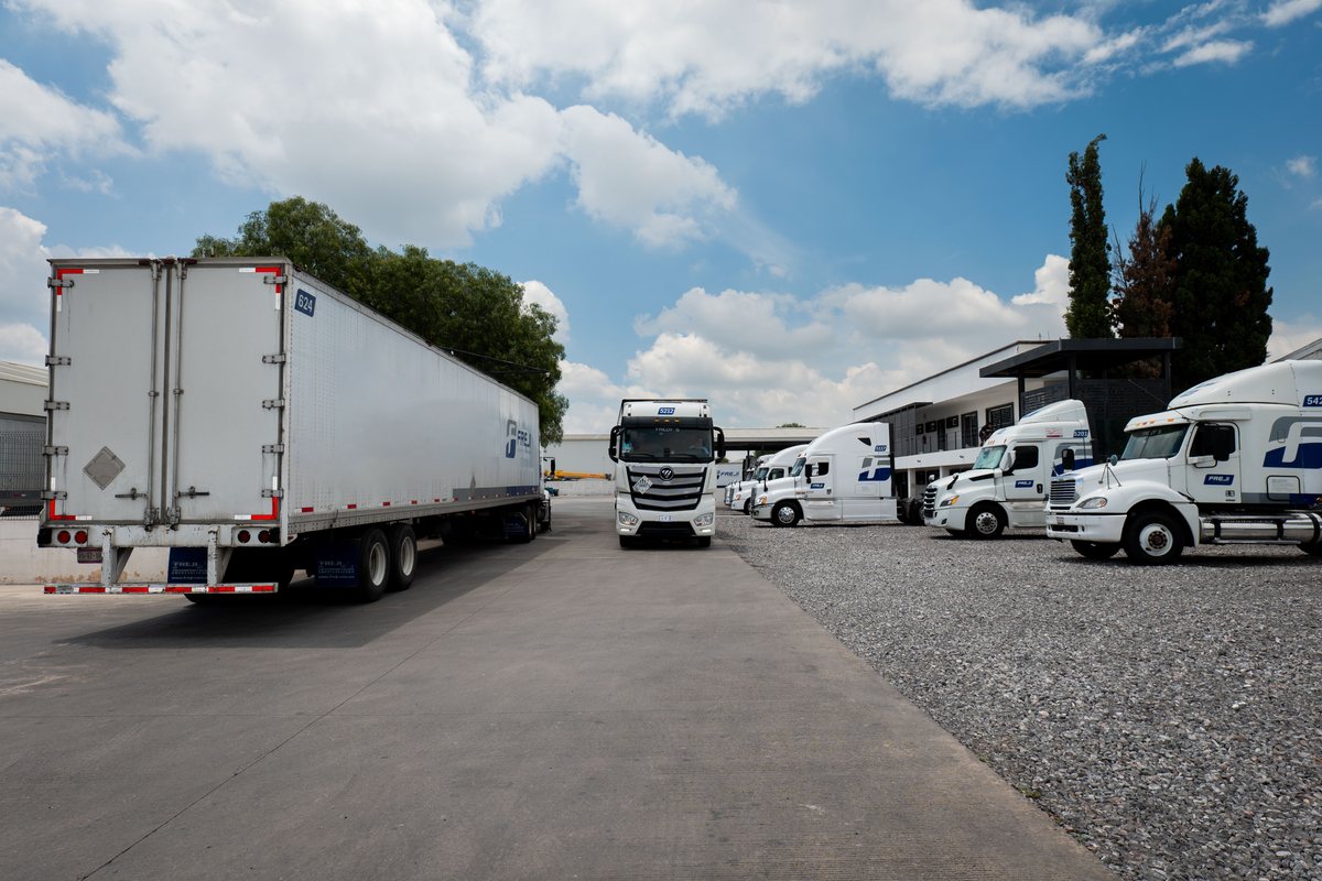Cajas y unidades de Freji estacionadas en el patio