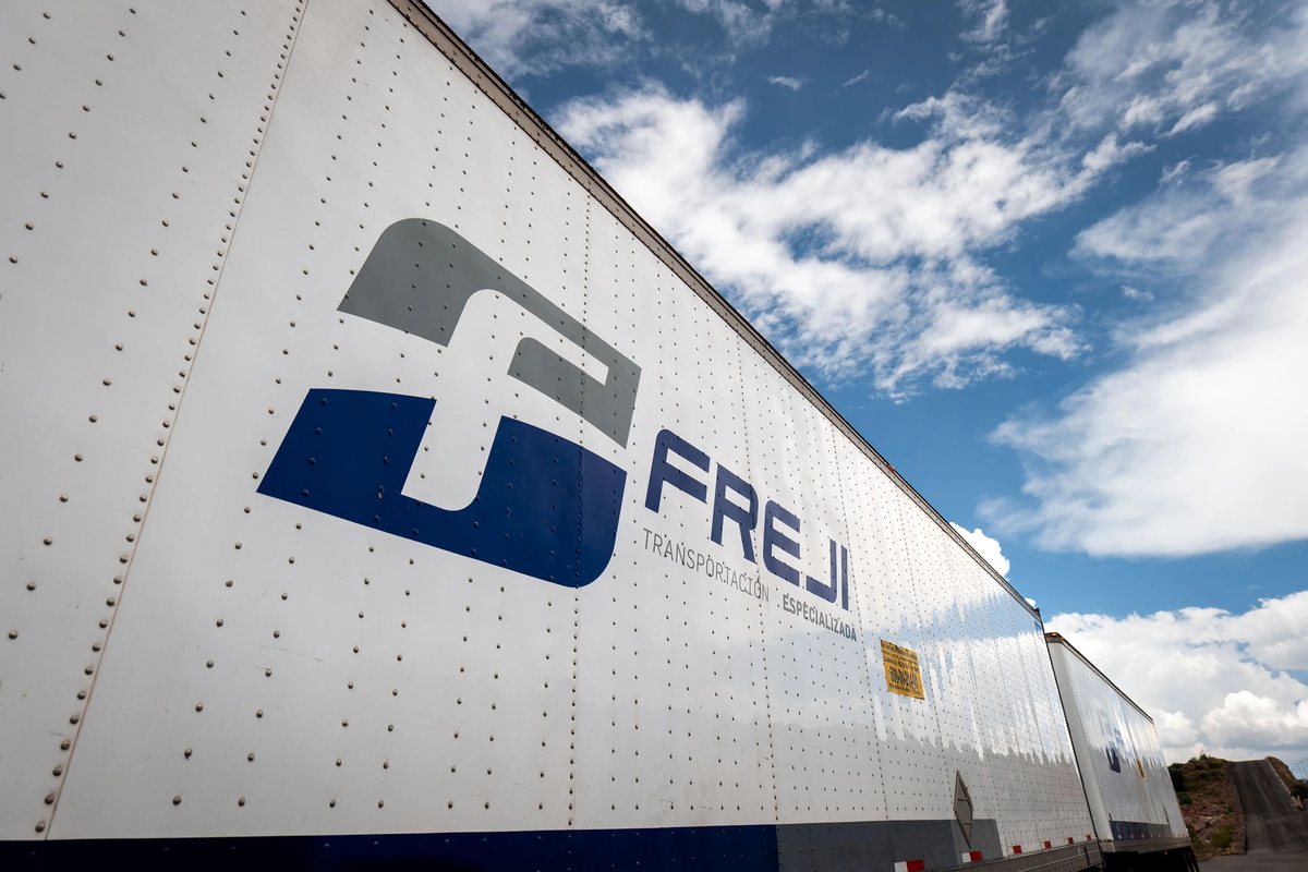 Caja de Freji rotulada, en ruta