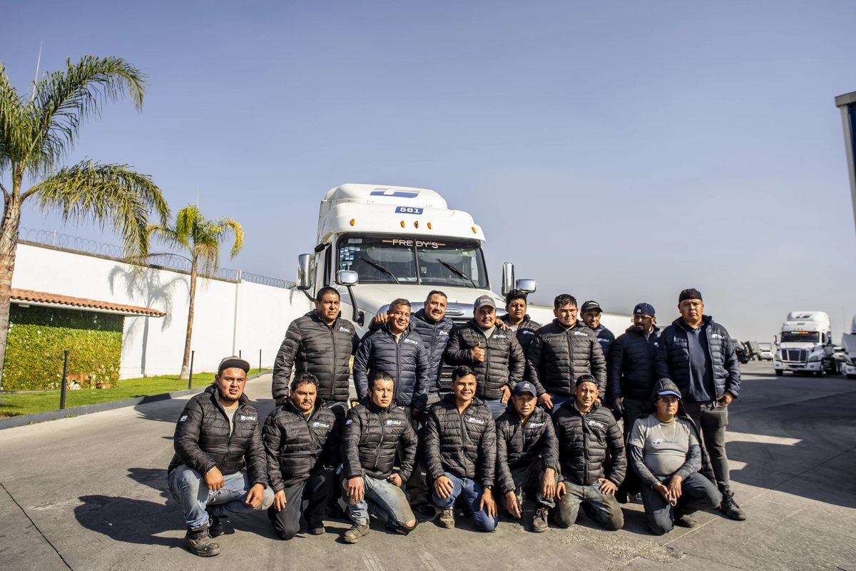 El equipo de operadores de Freji frente a una unidad
