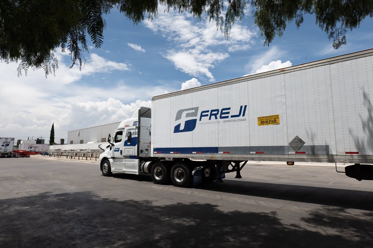 Unidad de Freji saliendo del andén