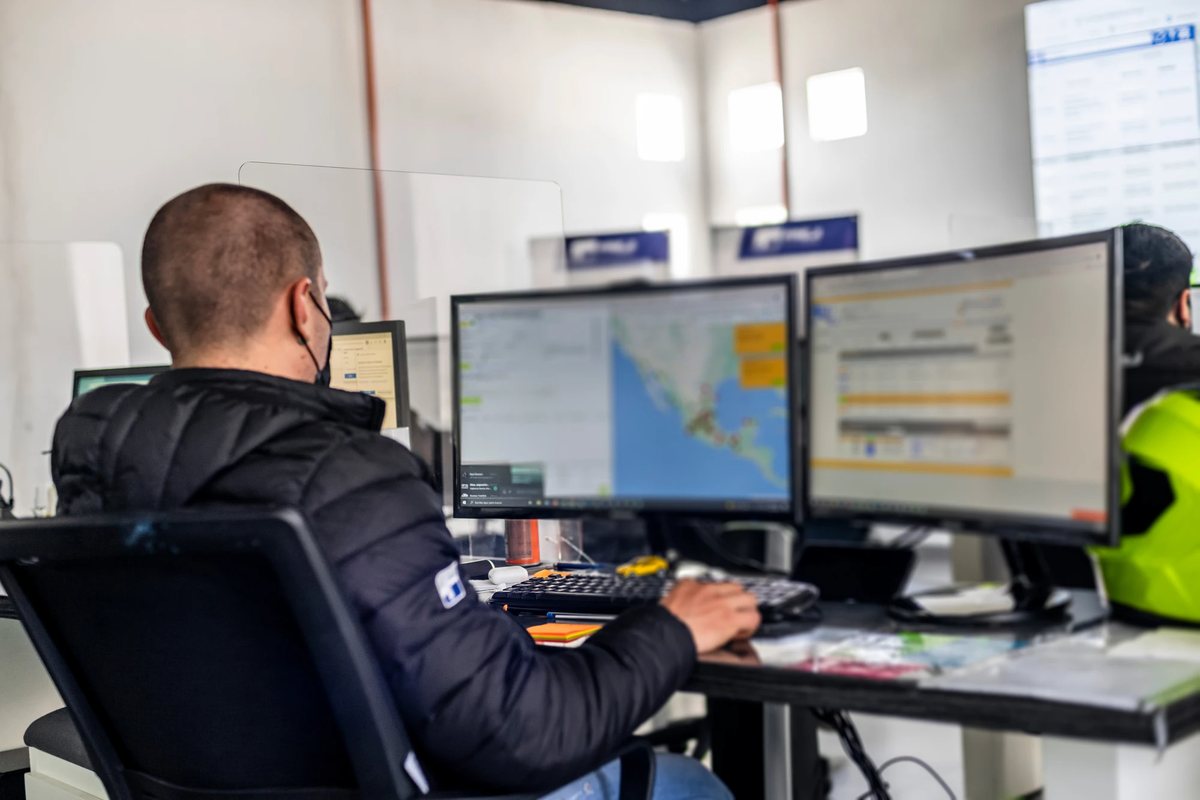 Operador de Freji siguiendo las unidades en el mapa